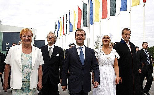 Перед церемонией открытия Всемирного конгресса финно-угорских народов (2008 г.). Президент России Дмитрий Медведев, президент Финляндии Тарья Халонен с супругом и президентом Эстонии Тоомас Хендрик Ильвес с супругой. Фото с сайта http://kremlin.ru